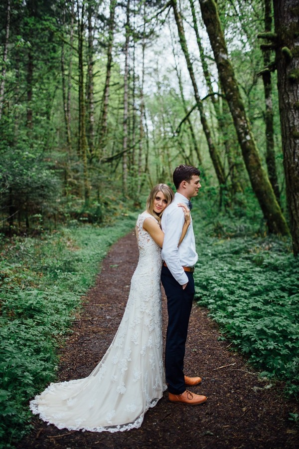 rainy-and-ravishing-rustic-wedding