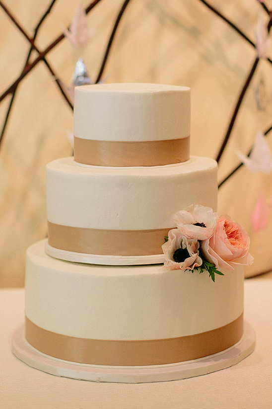 elegant ivory wedding cake