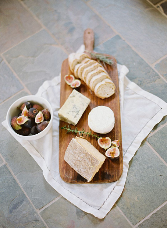 bread cheese and fig platter