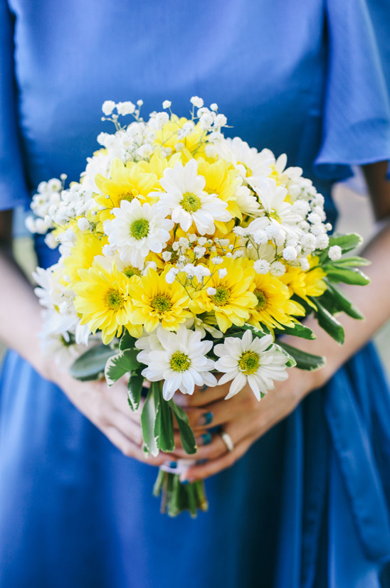 white and yellow bridesmaid bouquet