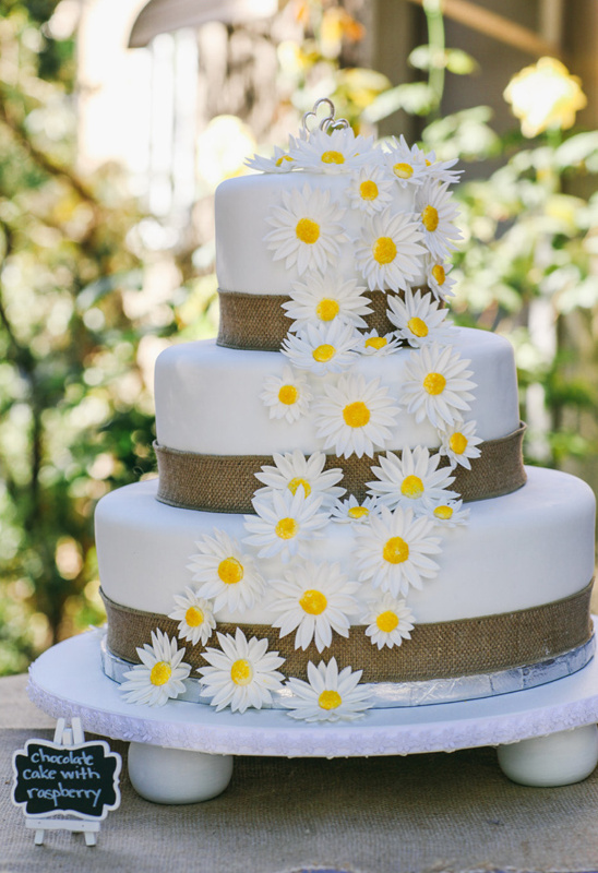 daisys and burlap wedding cake