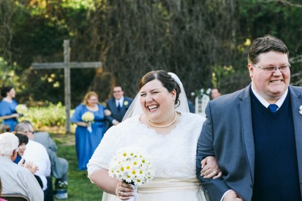 navy-and-white-burlap-wedding-under-10k