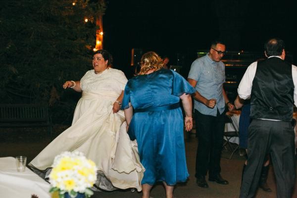 navy-and-white-burlap-wedding-under-10k