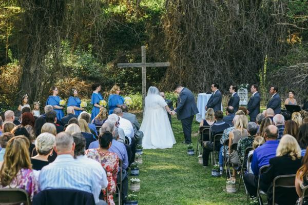 navy-and-white-burlap-wedding-under-10k