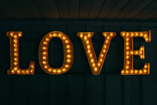 navy-and-white-burlap-wedding-under-10k