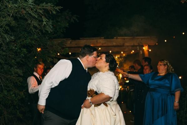 navy-and-white-burlap-wedding-under-10k