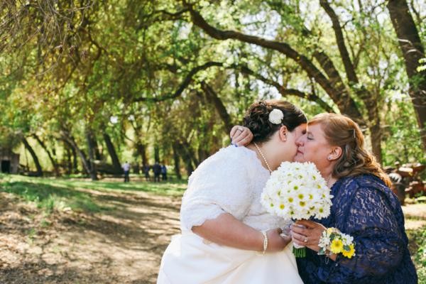 navy-and-white-burlap-wedding-under-10k
