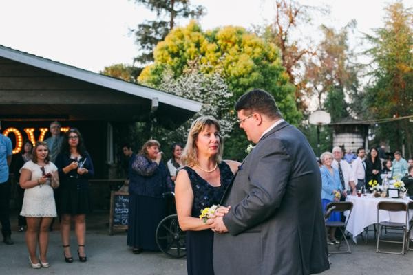 navy-and-white-burlap-wedding-under-10k