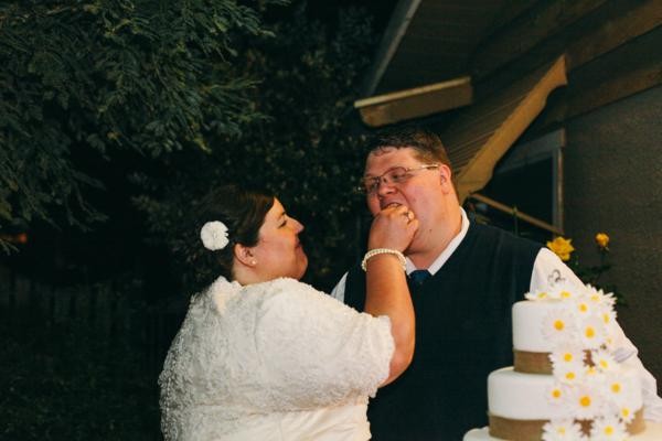 navy-and-white-burlap-wedding-under-10k