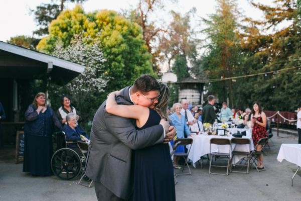 navy-and-white-burlap-wedding-under-10k