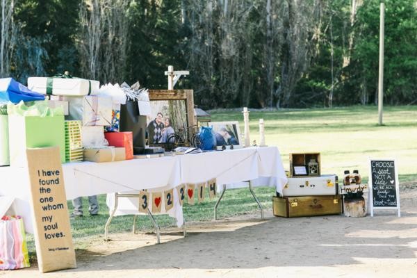 navy-and-white-burlap-wedding-under-10k