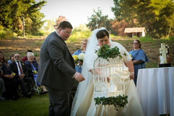 navy-and-white-burlap-wedding-under-10k