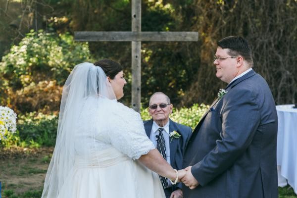 navy-and-white-burlap-wedding-under-10k
