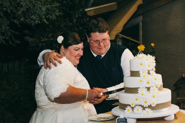 navy-and-white-burlap-wedding-under-10k