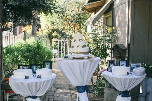 navy-and-white-burlap-wedding-under-10k