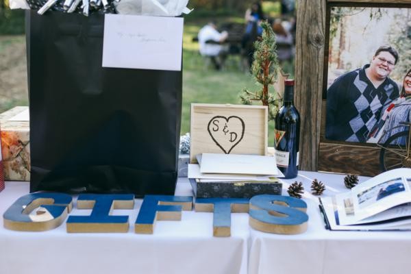 navy-and-white-burlap-wedding-under-10k