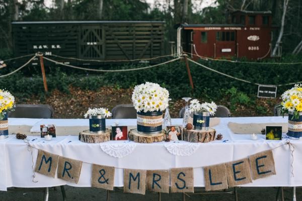 navy-and-white-burlap-wedding-under-10k