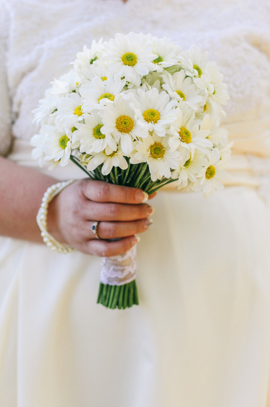 simple bouquet of white dasies