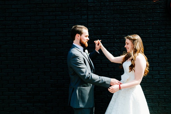 red-and-teal-wedding-with-playful