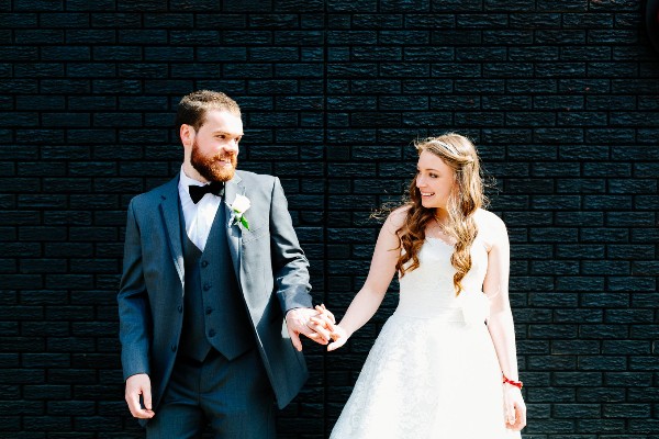 red-and-teal-wedding-with-playful