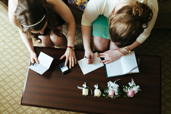 red-and-teal-wedding-with-playful