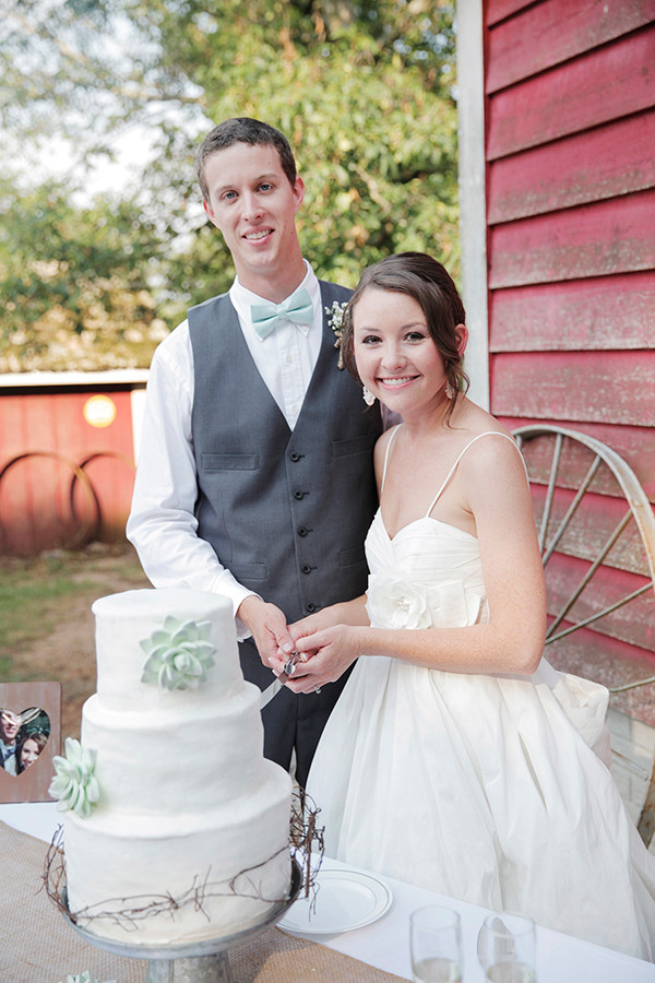 red-barn-wedding-with-fresh-white