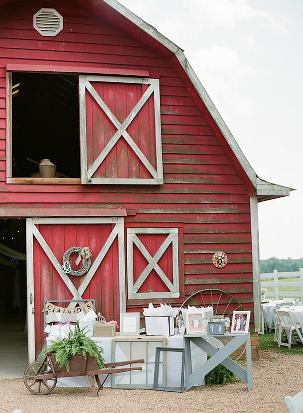 red-barn-wedding-with-fresh-white