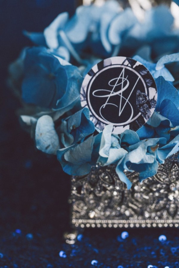 white-black-and-blue-chic-wedding