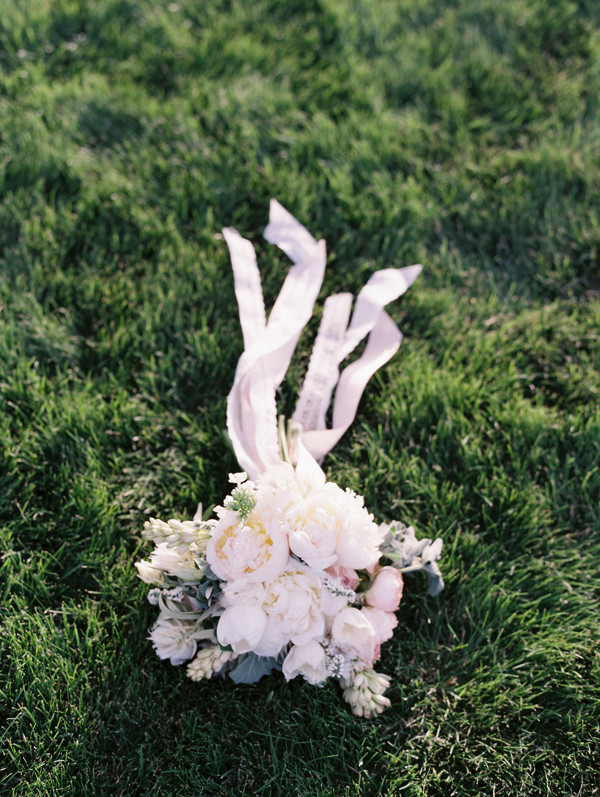 blue-and-white-backyard-wedding