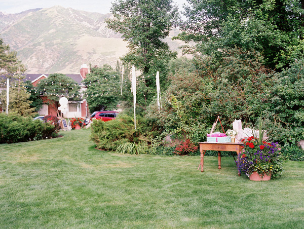 blue-and-white-backyard-wedding