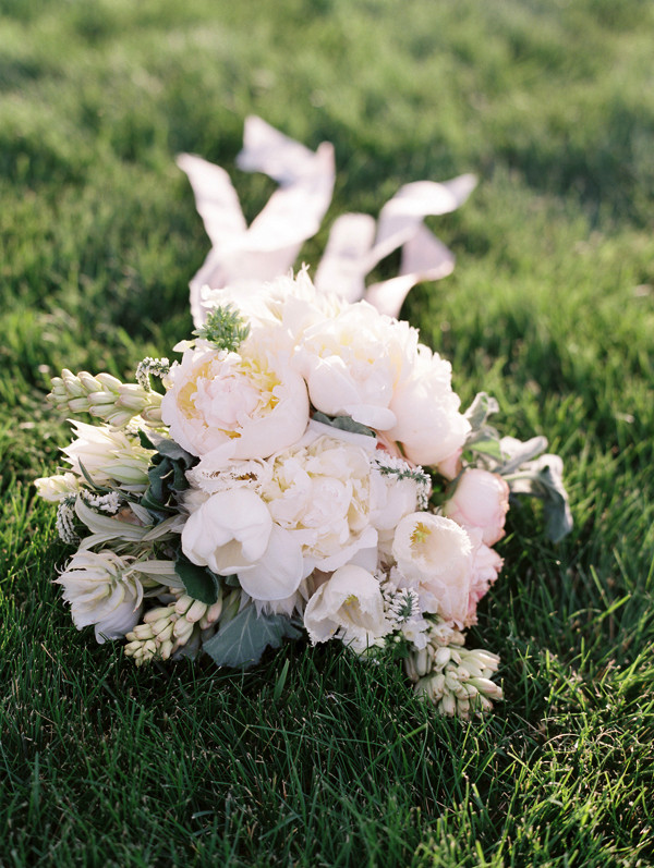 blue-and-white-backyard-wedding