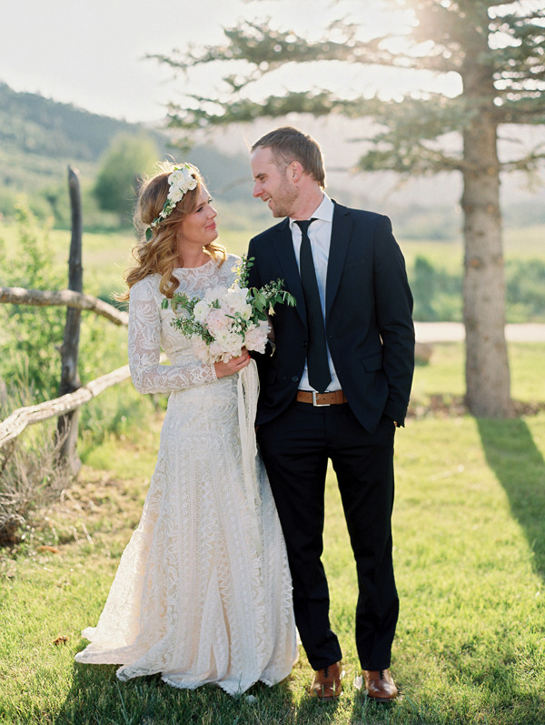 blue-and-white-backyard-wedding