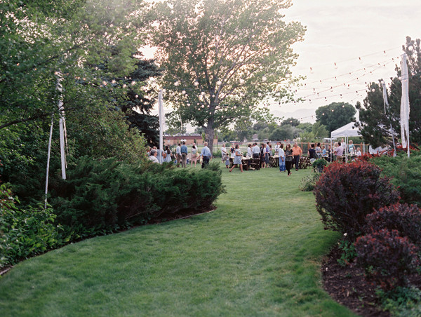 blue-and-white-backyard-wedding