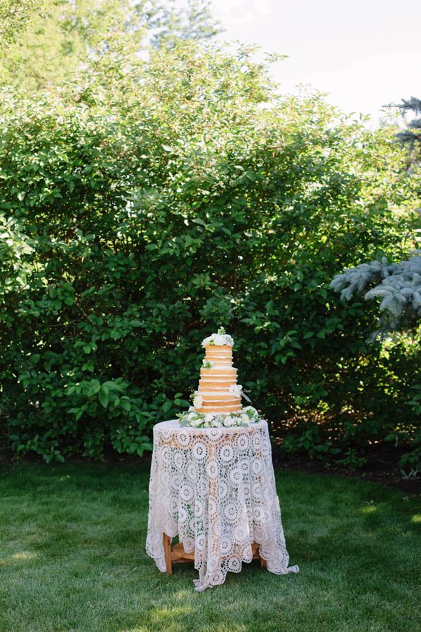 blue-and-white-backyard-wedding