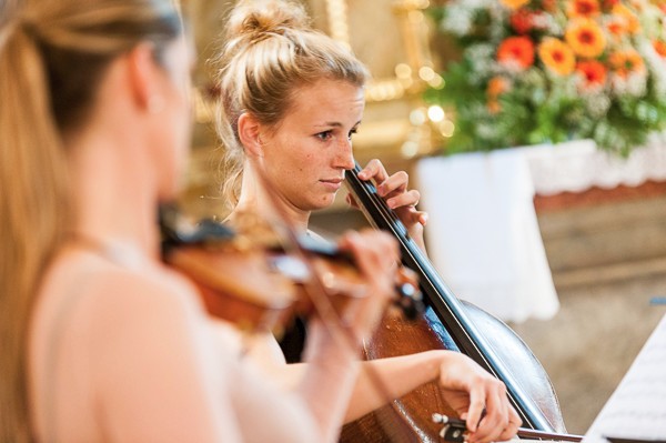 colorful-garden-wedding-in-austria