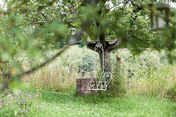 colorful-garden-wedding-in-austria
