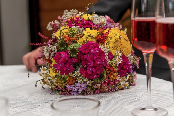 colorful-garden-wedding-in-austria
