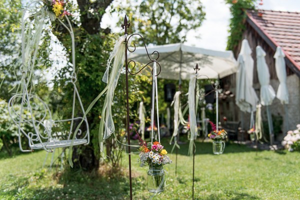 colorful-garden-wedding-in-austria