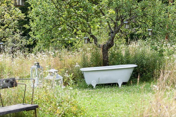 colorful-garden-wedding-in-austria