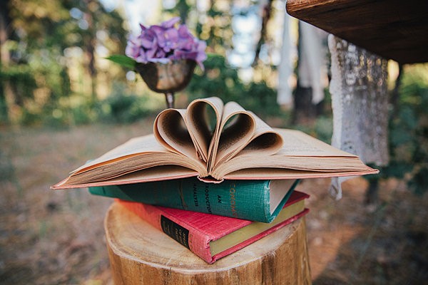 bold-and-earthy-woodland-wedding