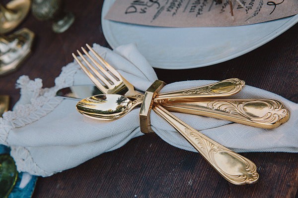 bold-and-earthy-woodland-wedding