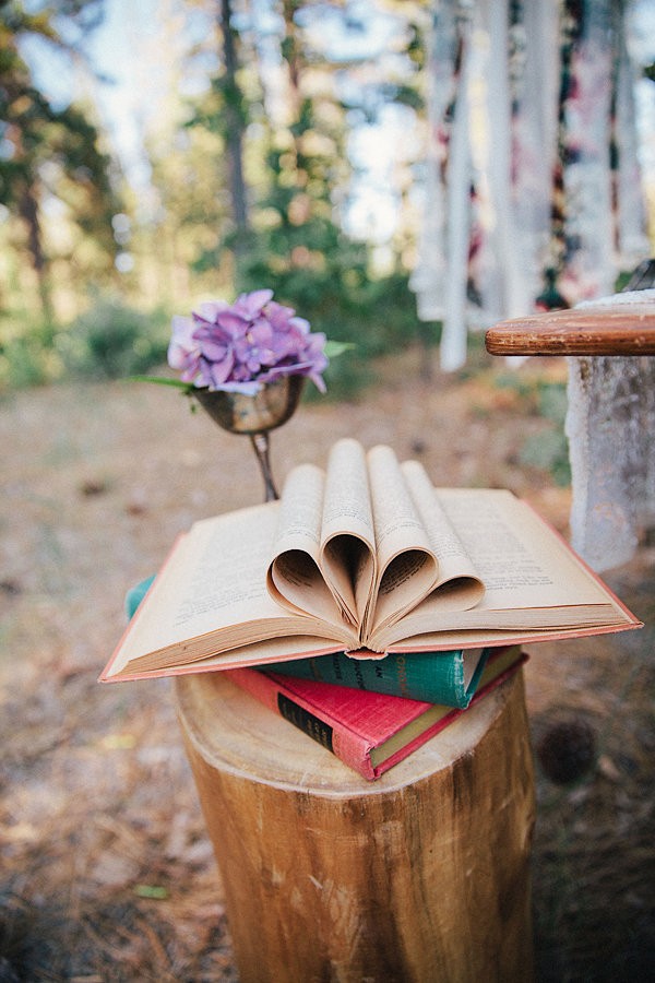 bold-and-earthy-woodland-wedding