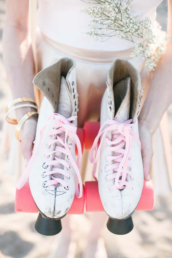 bridesmaids-party-on-roller-skates