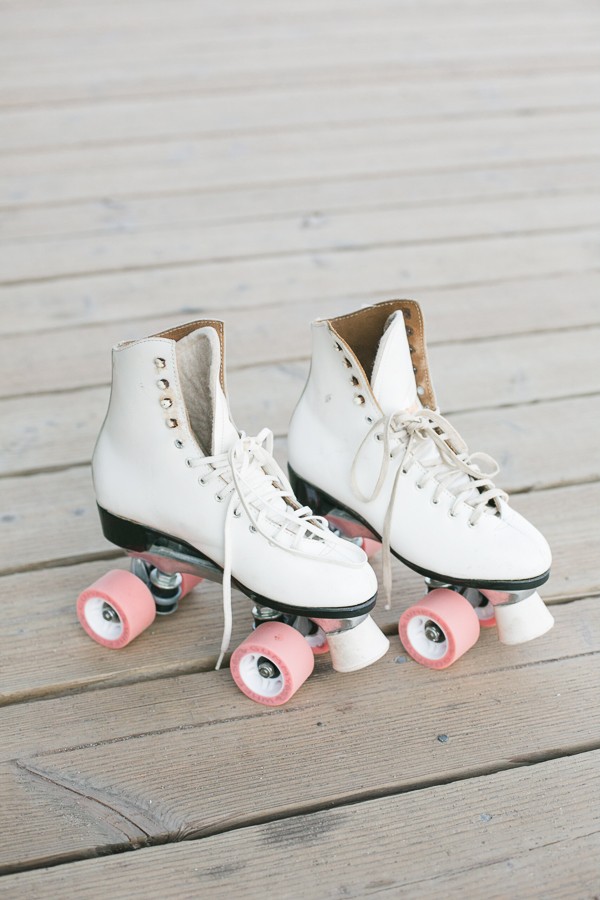bridesmaids-party-on-roller-skates