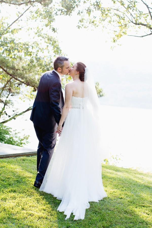 elegant-backyard-hudson-river-wedding