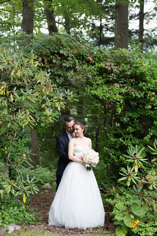 elegant-backyard-hudson-river-wedding