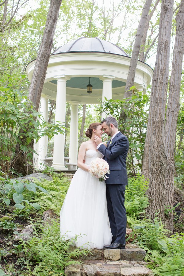elegant-backyard-hudson-river-wedding