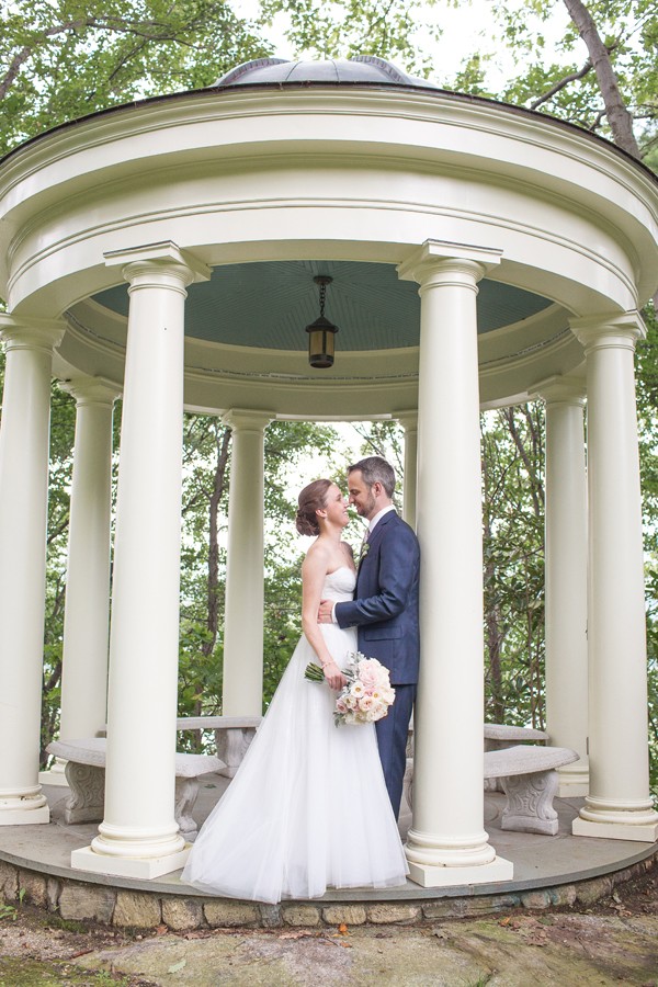 elegant-backyard-hudson-river-wedding