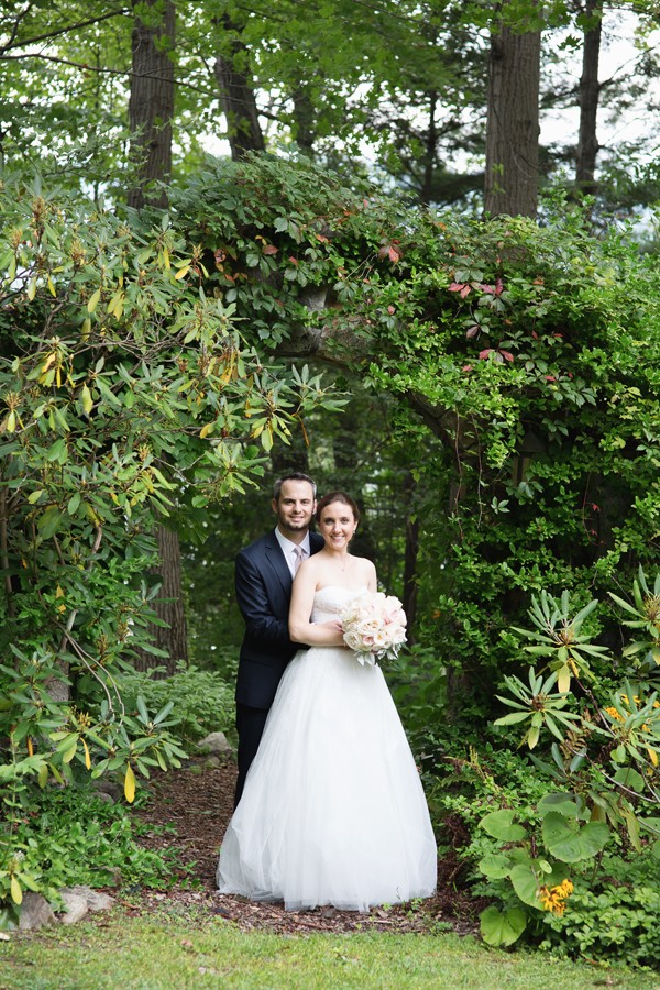 elegant-backyard-hudson-river-wedding