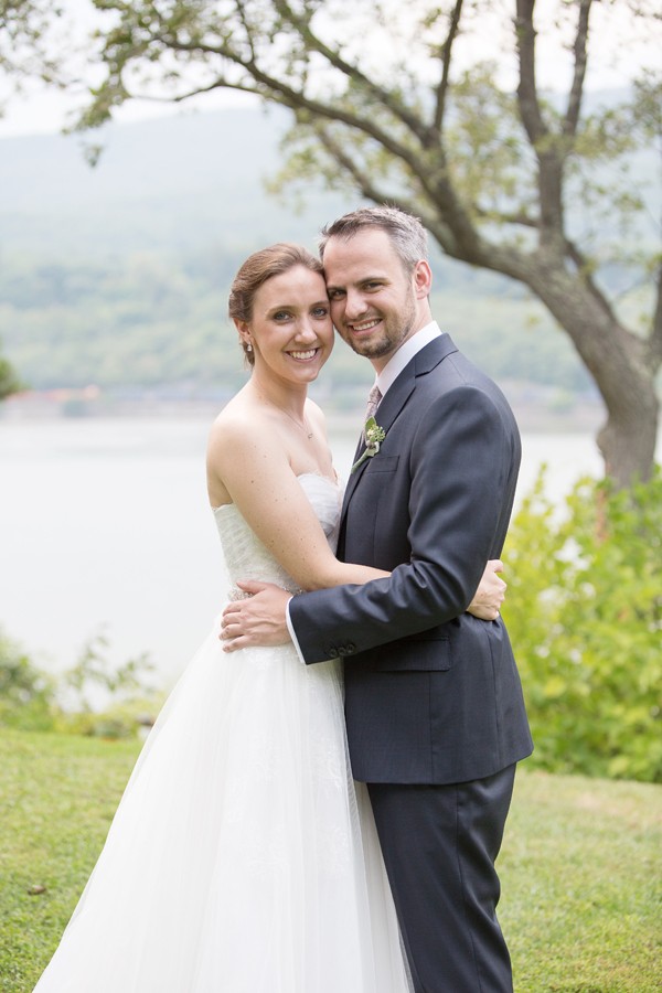 elegant-backyard-hudson-river-wedding